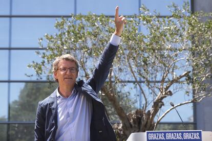 Alberto Núñez Feijóo saluda durante la reunión de la Junta Directiva del Partido Popular de Galicia, ayer tras ganar su cuarta mayoría absoluta.