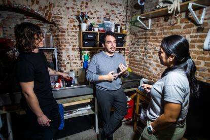 Cristóbal Benavente explica a Maru y Stefano el proceso de revelado. 