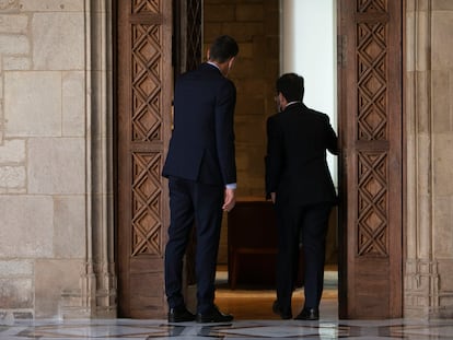 El 'president' Pere Aragonès (izq.) le enseña su despacho al presidente Pedro Sánchez, durante la celebración de la mesa de diálogo, hace un año.