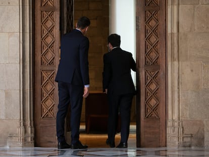 Los presidentes Pedro Sánchez (derecha) y Pere Aragonès, durante la primera reunión de la mesa de diálogo, en septiembre en Barcelona.