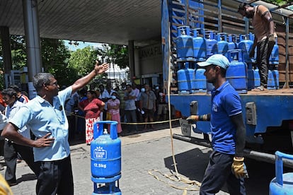 Unos ciudadanos hacían cola para rellenar unas bombonas de gas licuado de petróleo, el jueves en Colombo.