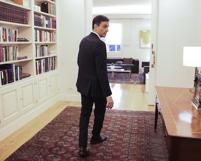 Pedro Sánchez llega a un despacho, momentos antes de la entrevista con TVE en el Palacio de La Moncloa.