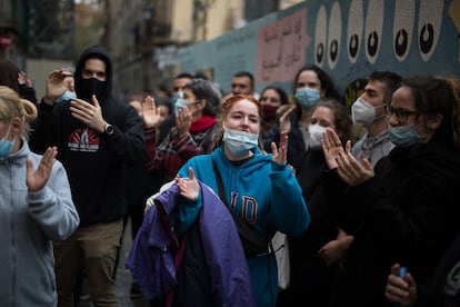 Un grupo de vecinos celebra la paralización de un desahucio, la semana pasada en Barcelona.