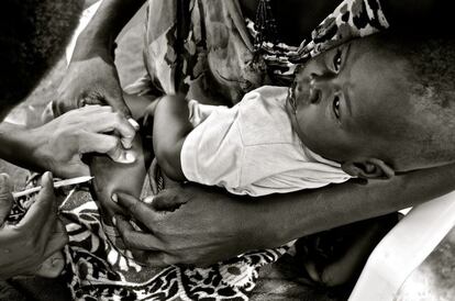 Un niño de corta edad es vacunado contra la difteria, la tosferina y el tétanos en el campo de refugiados de Baratuku. Muchos padres, y sobre todo madres, tienen miedo a las aglomeraciones y están ansiosos por ser inmunizados.