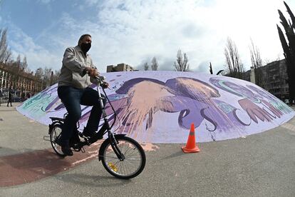 Vista del mural feminista de Alcalá de Henares, Madrid, que ha amanecido este domingo con pintadas.