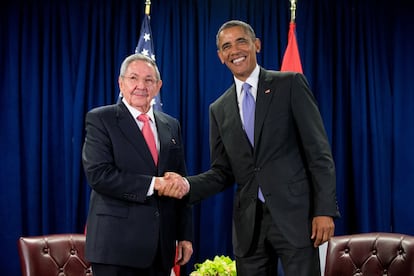 El presidente Barack Obama y el presidente cubano Raúl Castro se dan la mano antes de una reunión bilateral, el 29 de septiembre de 2015, en la sede de las Naciones Unidas. 