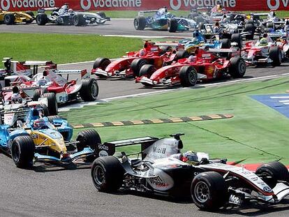 Fernando Alonso, a la derecha, y Giancarlo Fisichella, ayer en el podio del circuito de Monza.