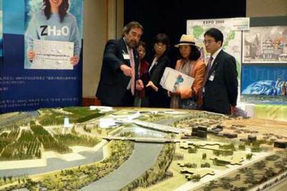 Juan Alberto Belloch, alcalde de Zaragoza, enseña la maqueta de las instalaciones de la Expo 2008 expuesta en Aichi