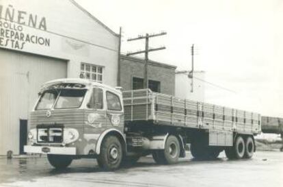 Vehículo con remolque de transporte pesado.