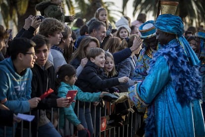 Dos pajes del rey Baltasar recogen las cartas de los niños que les esperan en el puerto de Barcelona.