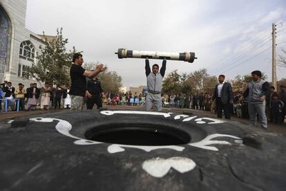 Un hombre levanta una pesa durante un espectáculo de fuerza en Herat (Afganistán). Durante los últimos 20 años bajo el régimen talibán, los deportes y juegos como el boxeo, el fútbol, el voleibol y las cometas estuvieron prohibidos por ser "inmorales e ilegales".