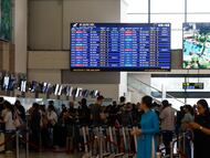 Pasajeros en el aeropuerto internacional Noi Bai en Hanoi, Vietnam