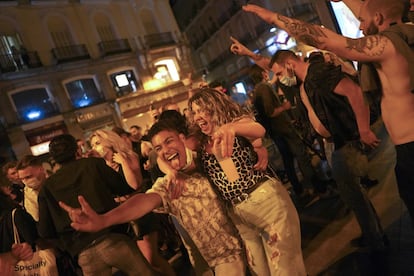 Hundreds of people gather in Madrid’s Puerto del Sol to celebrate the end of the state of alarm.