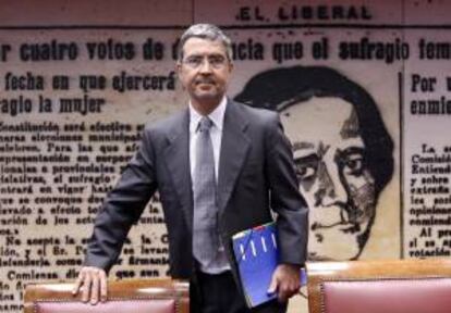 El secretario de Estado de Economía, Fernando Jiménez Latorre, momentos antes de su comparecencia en la Comisión de Economía del Senado para responder a varias preguntas sobre preferentes, desahucios, política económica y Novagalicia Banco.