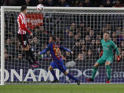 Saborit remata de cabeza en el partido de Copa. 