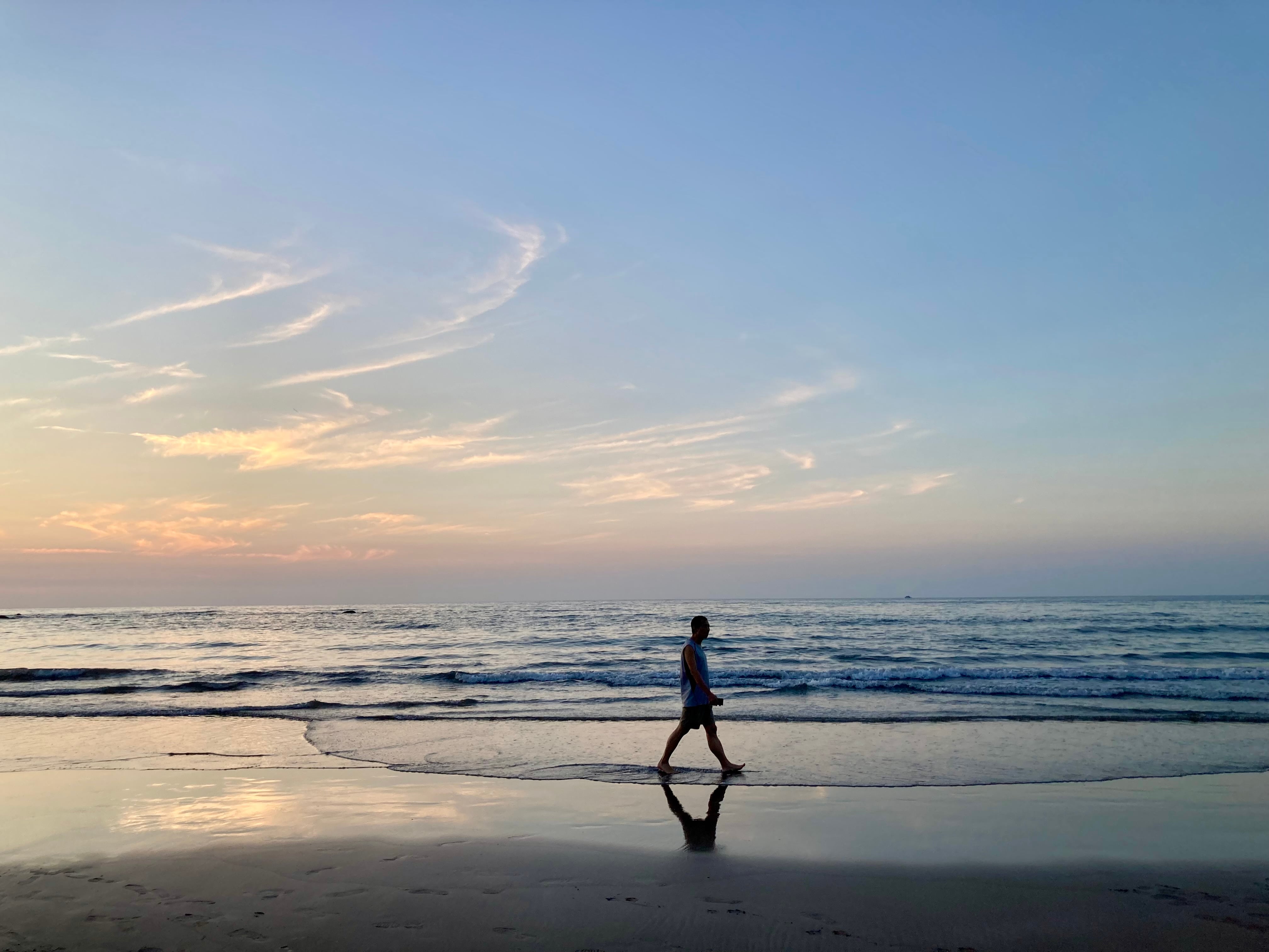 Un paseante en la playa de Shalun, en Nueva Taipéi, el 19 de mayo.