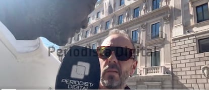 El agitador ultra Bertrand Ndongo, y el periodista Antonio Maestre, este miércoles en los alrededores del Congreso de los Diputados.
