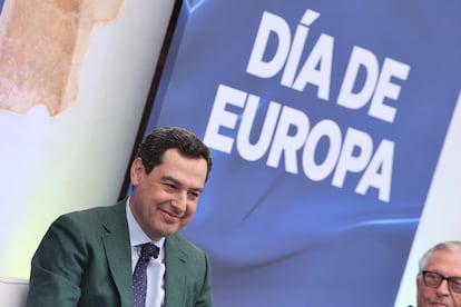 El presidente de la Junta de Andalucía, Juan Manuel Moreno, en un coloquio con motivo del Día de Europa.