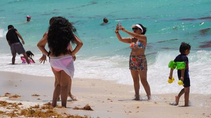 Una mujer se hace un selfie en una playa.