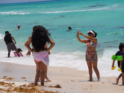 Una mujer se hace un selfi en una playa de Cancún (México).