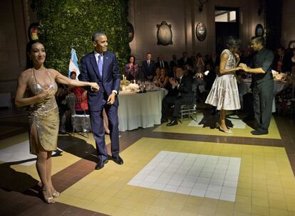 El president Barack Obama i la seva dona, Michelle Obama, saluden el públic després de donar per acabat el tango.