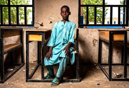 Mohammed, de 12 años, en su escuela en Banki (Nigeria) que ha podido ser reabierta después de ser atacada. El colegio ahora incluye un muro muy alto y los maestros están capacitados para brindar apoyo psicosocial a niños afectados por conflictos.