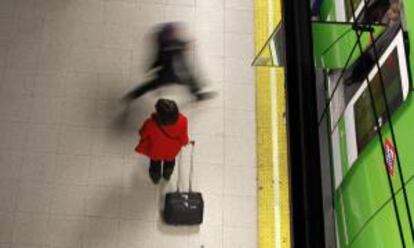 Usuarios en una estación de Metro de Madrid hoy cuando están convocados a un paro de 24 horas junto con el servicio de la Empresa Municipal de Transportes (EMT).