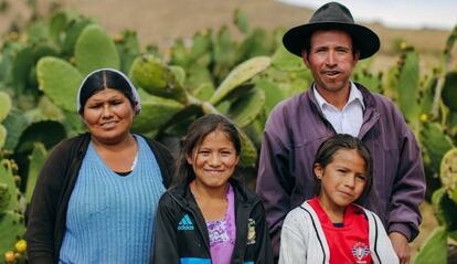 Nora, Miguel y sus dos hijas.
