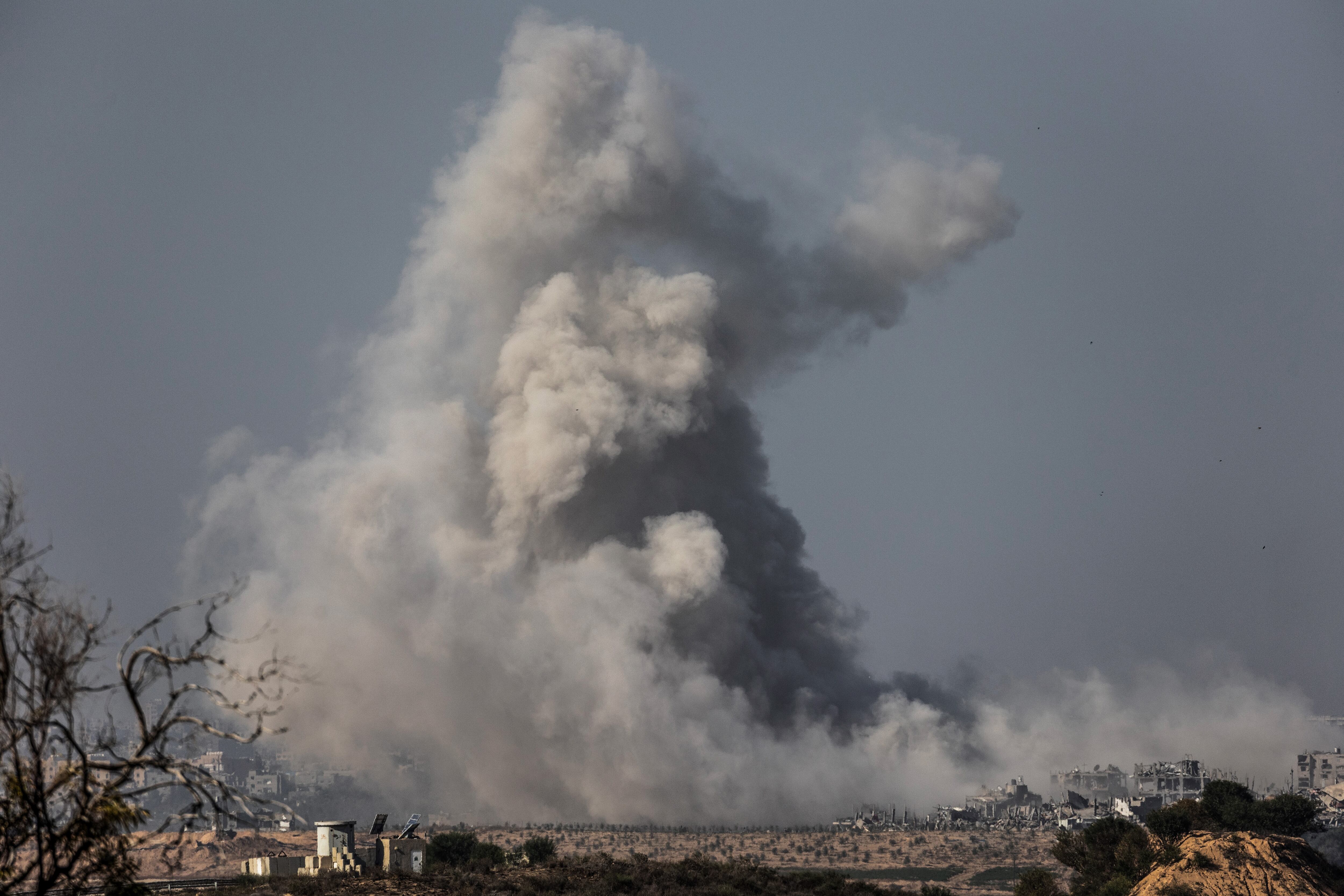 Columnas de humo se elevan en el norte de Gaza tras un bombardeo israelí, este viernes, en una imagen tomada desde la localidad israelí de Sderot.