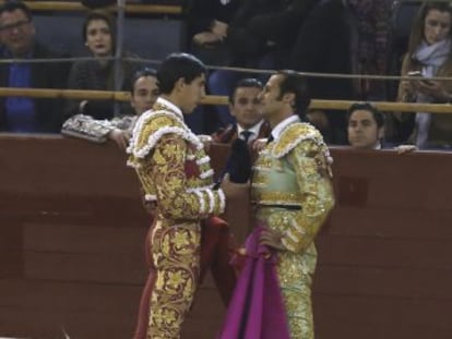 El torero Jim&eacute;nez Fortes brinda su tercer toro a David Mora, durante el segundo festejo de la feria de invierno de la Plaza de Vistalegre.