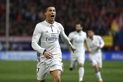 Cristiano Ronaldo del Real Madrid celebra su primer gol.