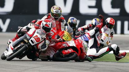 El alemán Luca Grunwald cae junto al español Juanfran Guevara (derecha), en la carrera de Moto 3.