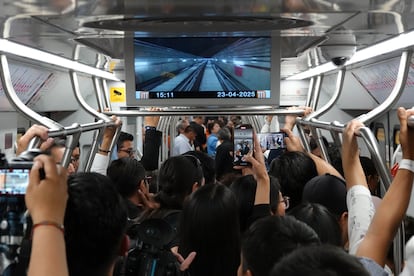 Usuarios utilizan las instalaciones de la línea 1 del metro, tras 17 meses en obras de reconstrucción.
