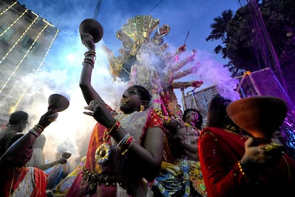 Celebración hindú Durga Puja en las calles de Calcuta, en octubre de 2023.