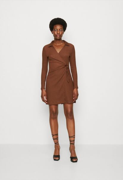 Vestido de Anna Field, estilo cruzado con lazo al frente. De canalé con cuello camisero. En Zalando (24,89 €).