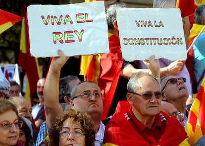 Carteles a favor de la Constitución y el Rey.