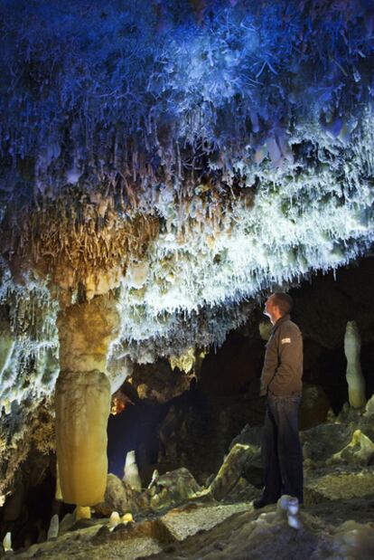 Las caprichosas helictitas (de calcita y aragonito) de la cueva de El Soplao, en la sierra de Arnero (Cantabria).