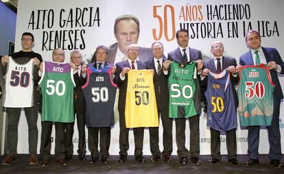 A&iacute;to Garc&iacute;a Reneses posa durante su homenaje con todas las camisetas de los equipos a los que ha entrenado.