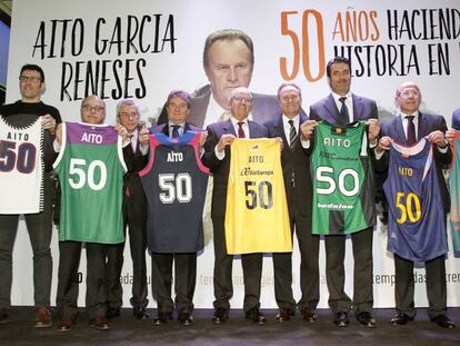 A&iacute;to Garc&iacute;a Reneses posa durante su homenaje con todas las camisetas de los equipos a los que ha entrenado.