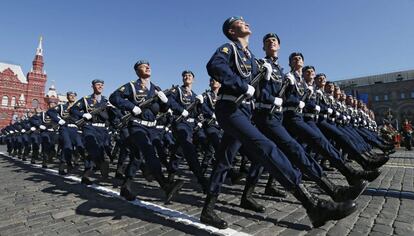 Un pelotón de soldados participa en el tradicional desfile militar en la Plaza Roja que conmemora el Día de la Victoria sobre la Alemania nazi, en Moscú (Rusia).