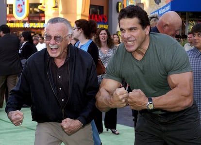 Lee, com o ator Lou Ferrigno, que encarnou Hulk, durante a estreia de um filme na Califórnia, em 17 de junho de 2003.