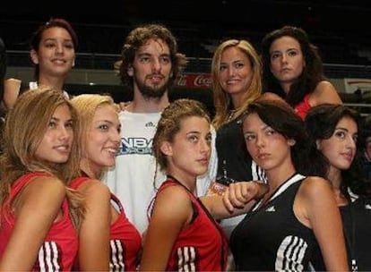 Las aspirantes a supermodelo 2007 posan con Pau Gasol