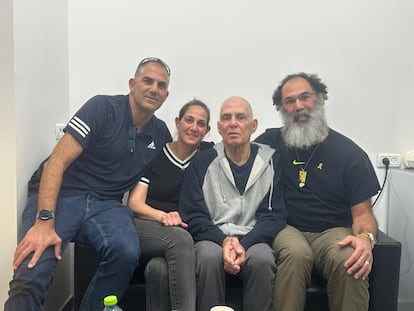 Gadi Moses, quien fue secuestrado el 7 de octubre de 2023 por Hamás, se reúne con sus hijos Yair, Moran y Oded después de su liberación de Gaza. Imagen facilitada por la familia.