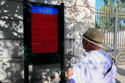 Un hombre lee un aviso que informa del cierre del parque de El Retiro, en Madrid, el pasado domingo 31 de julio.