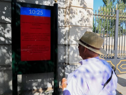 Un hombre lee un aviso que informa del cierre del parque de El Retiro, en Madrid, el pasado domingo 31 de julio.