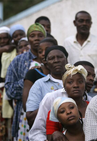 Desde primeras horas de la mañana, los haitianos han guardado cola frente a los colegios electorales.