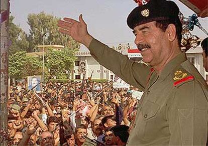 Sadam Husein saluda a sus simpatizantes en Bagdad en una manifestación celebrada en 1995.