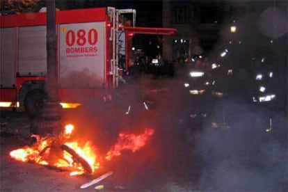 Miembros del Cuerpo de Bomberos han tenido que intervenir esta noche en la zona alta de las Ramblas, debido a la violencia con la que se han empleado varios seguidores del Barcelona.