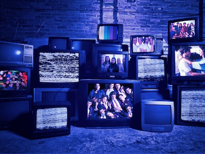Televisores de los ochenta y noventa con series de la época.