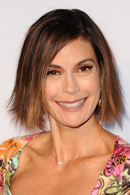 La actriz Teri Hatcher acaba de sorprendernos con una nueva versión bob de las mechas californianas. Atrévete con una melena a la altura de la barbilla y aclara un par de tonos las puntas. Es perfecto para no preocuparte de tu color en todo el verano.